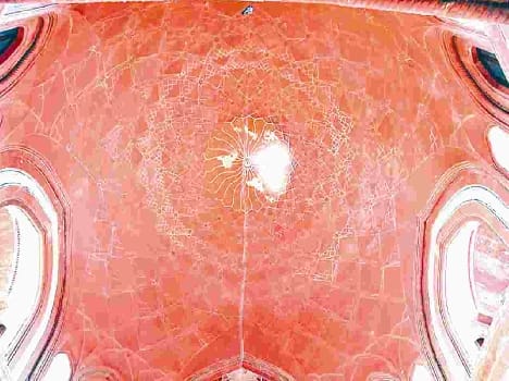 lamp drop at royal gate of tajmahal